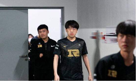 更因为他们 更因为他们