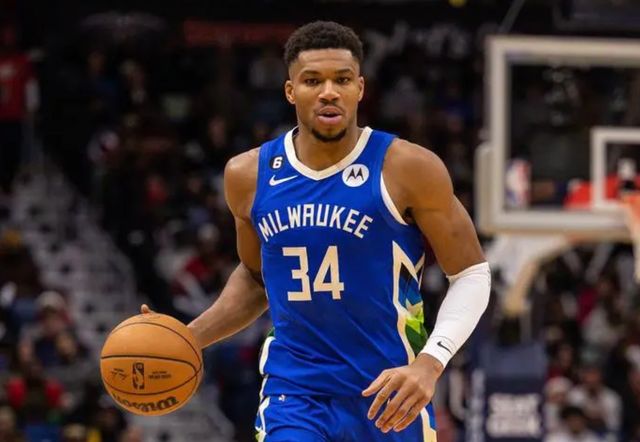 男子河中钓 男子河中钓